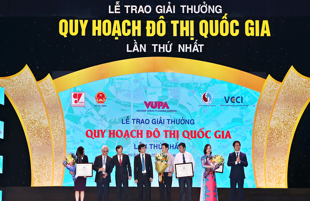 Các đơn vị lên nhận giải thường Quy hoạch đô thị Quốc gia lần thứ nhất