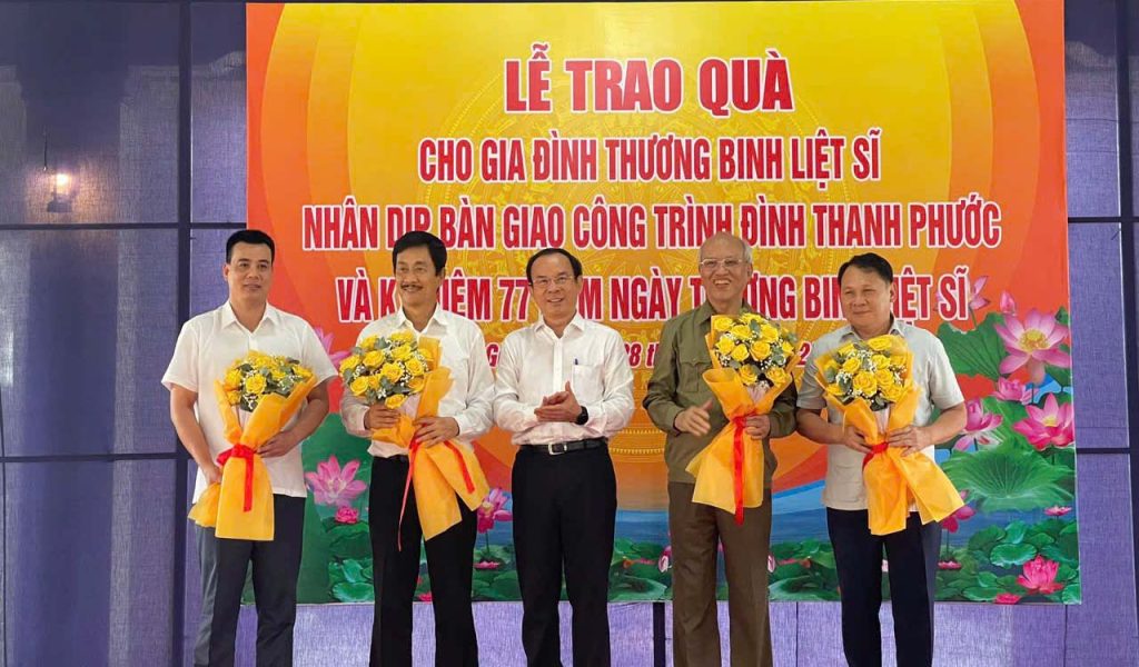 Rồng việt trao quà từ thiện
